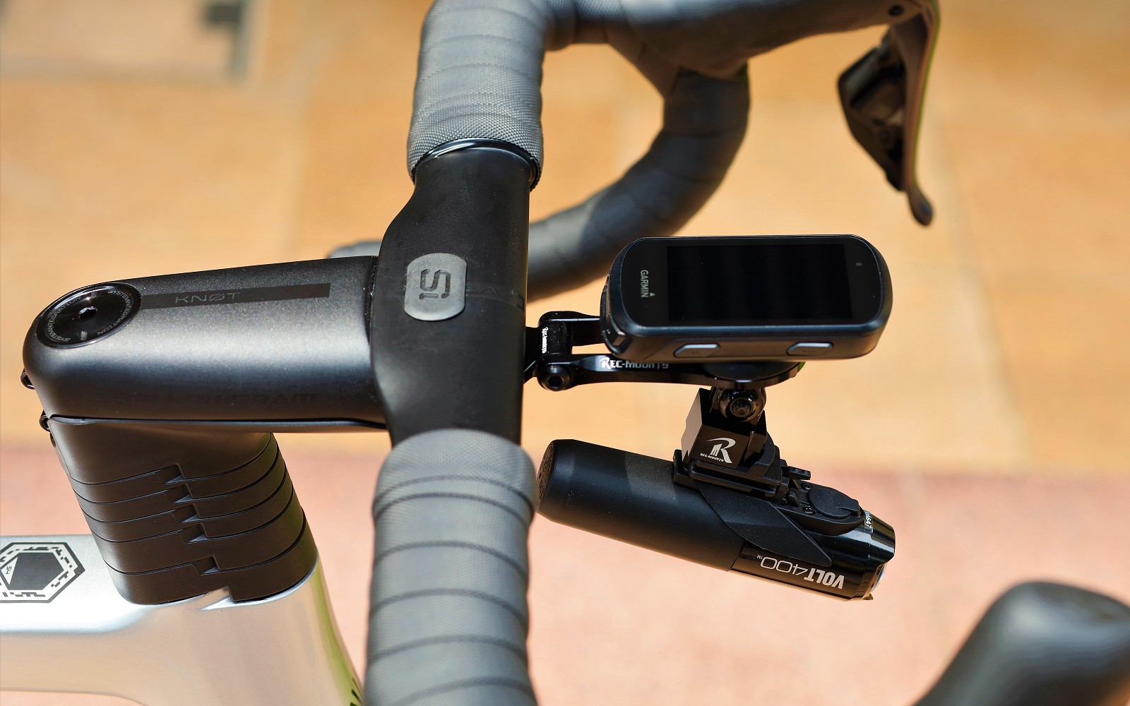 SAVE/KNOTシステムバーにサイコンとライトを装着する方法