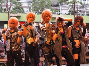 キラキラ系ヴィジュアル・ロック“ダウト（DOUBT）”、メジャー