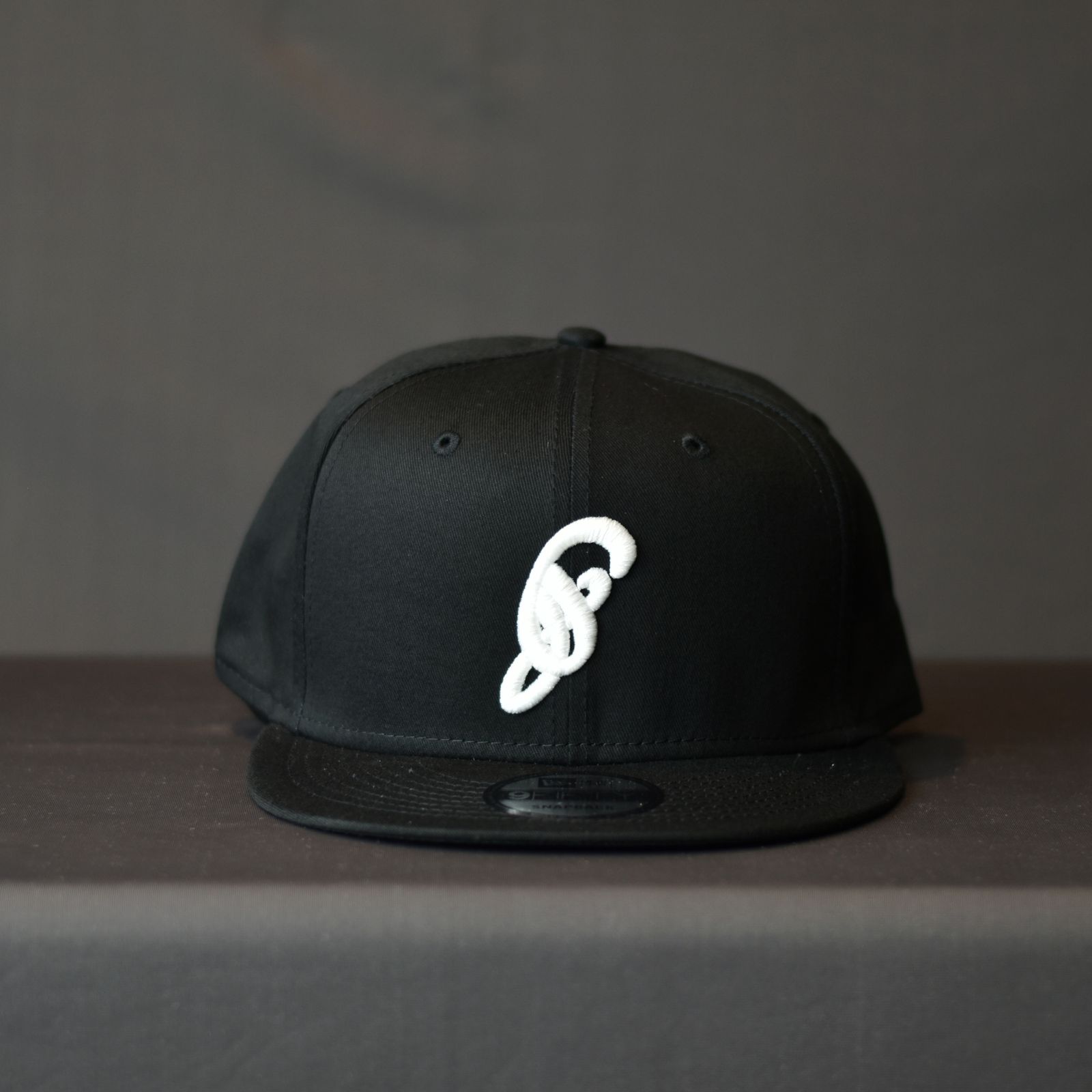 chord - NEWERA 9FIFTY SNAPBACK ”d” LOGO CAP (BLACK×WHITE