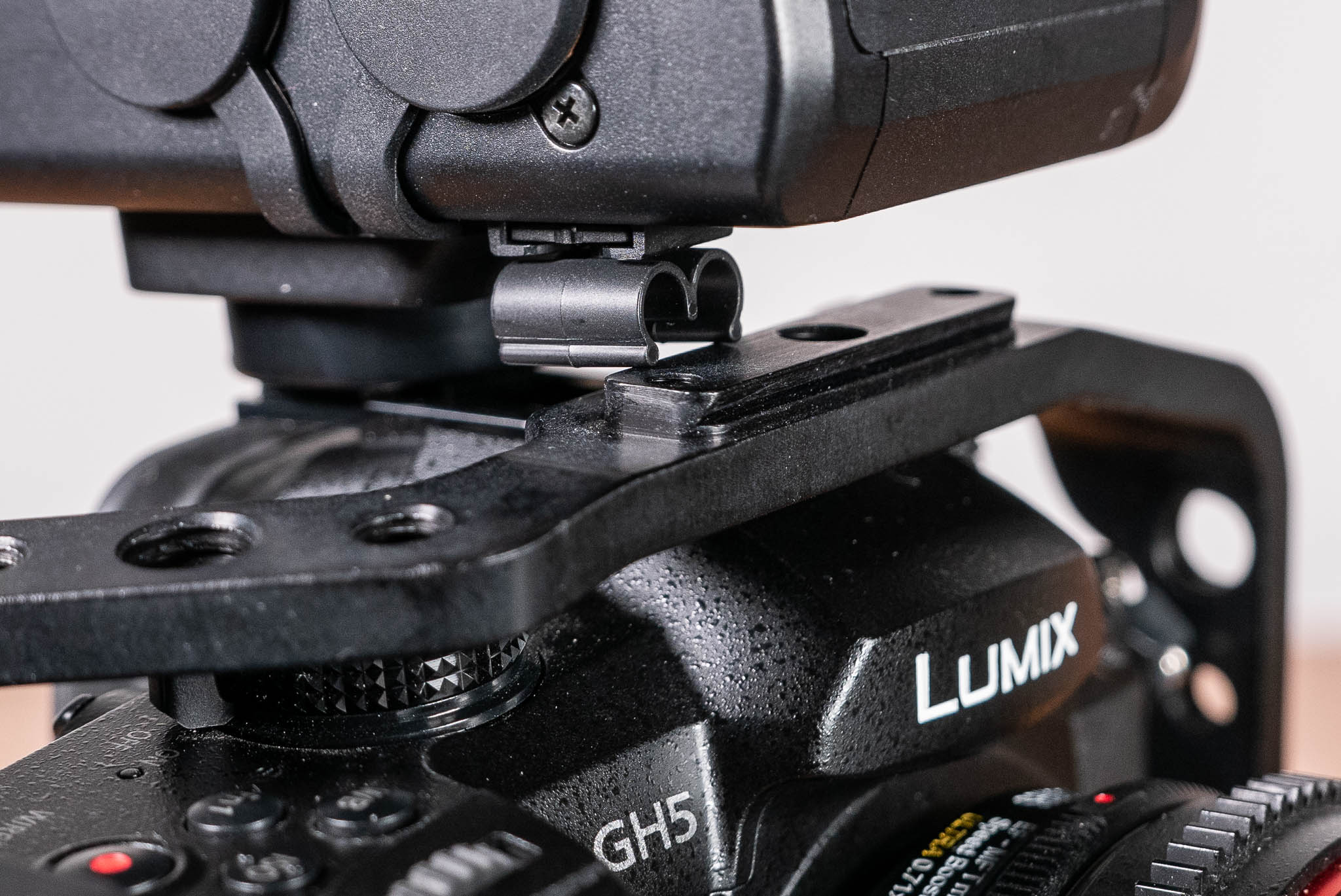 パナソニックGH5用ケージレビュー － Chrosziel vs. Tilta | CineD