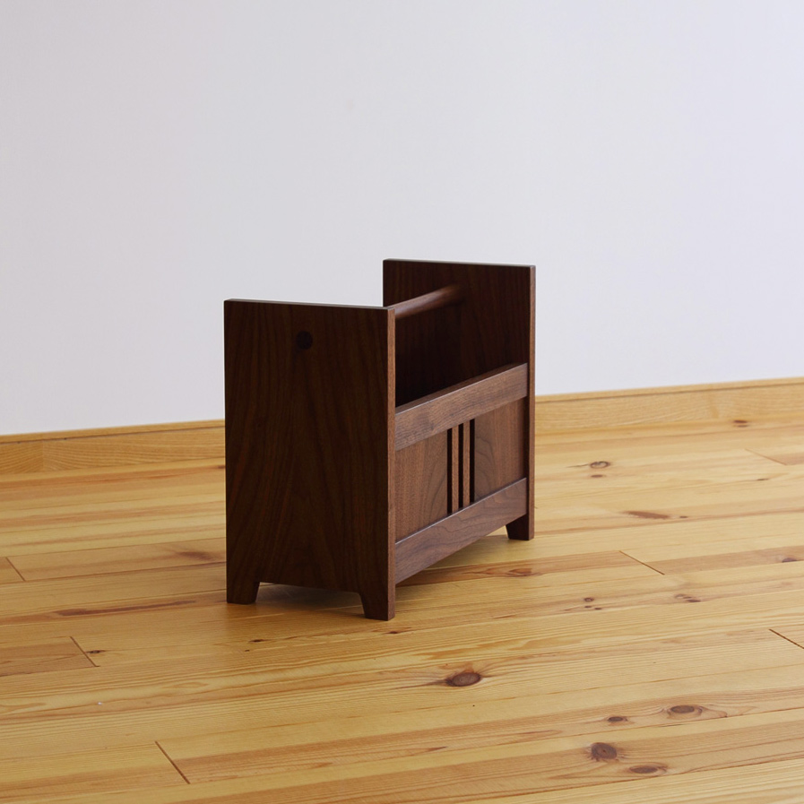 ウォールナット無垢材のマガジンラック O-1 家具工房クラポ