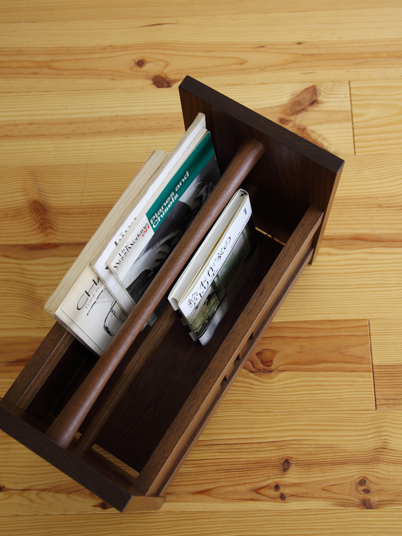 ウォールナット無垢材のマガジンラック O-1 家具工房クラポ