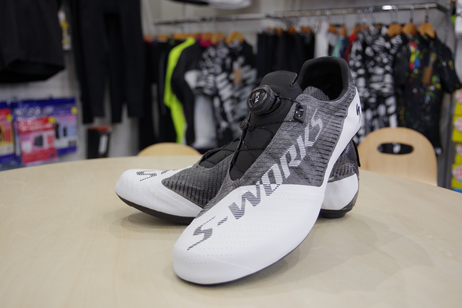 片側150gの超軽量シューズ『S-WORKS EXOS』が登場！さっそく実測して