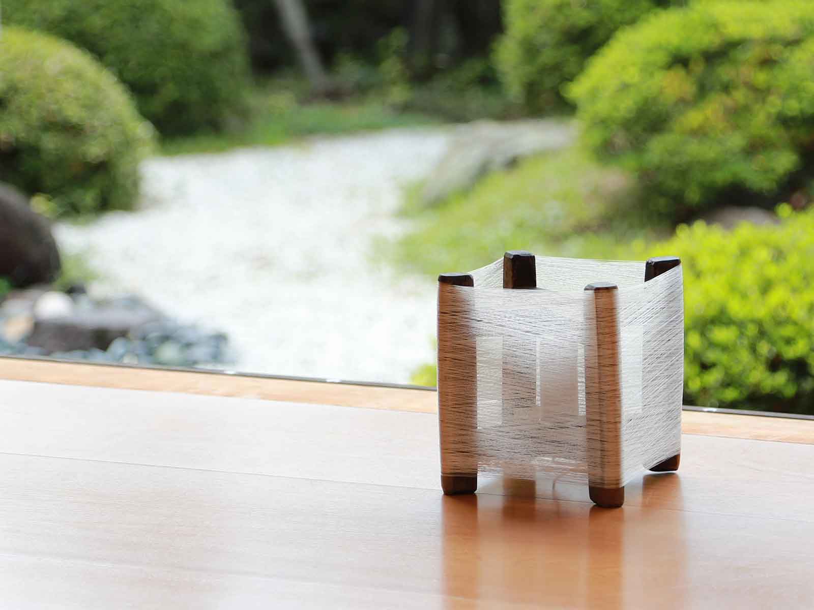 糸巻きの木枠を使った和風シェードの間接照明「絹路 - KINUJI -」