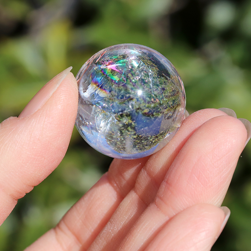 抜群の透明感と虹！レインボー水晶（アイリスクォーツ）丸玉-059水晶