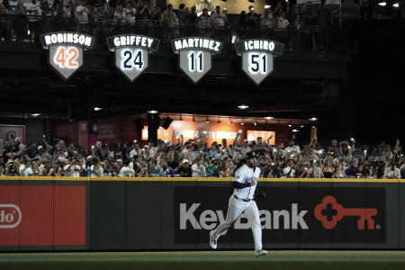 マリナーズ、球場にイチロー選手の銅像を設置｜ARAB NEWS