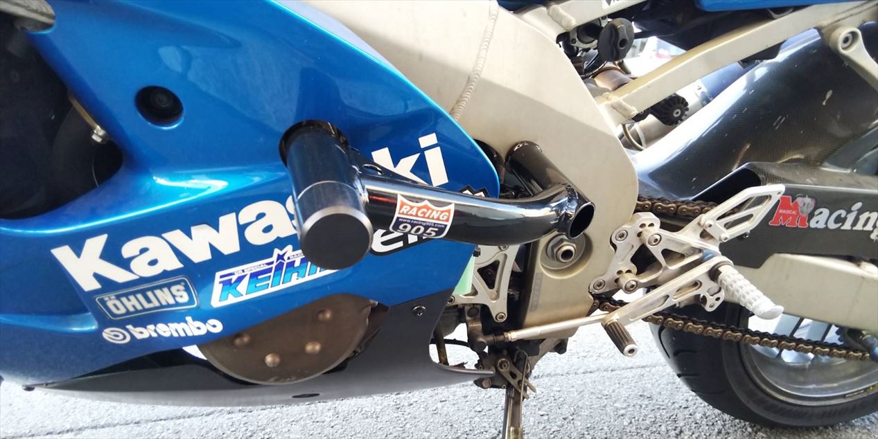 ZX-9Rにスタントやジムカーナで使えるエンジンガード装着！| AxxL