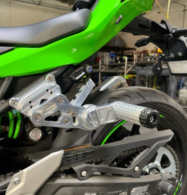 ZX4R 好きなポジションに設定できるアルミサブケージ｜AxxL