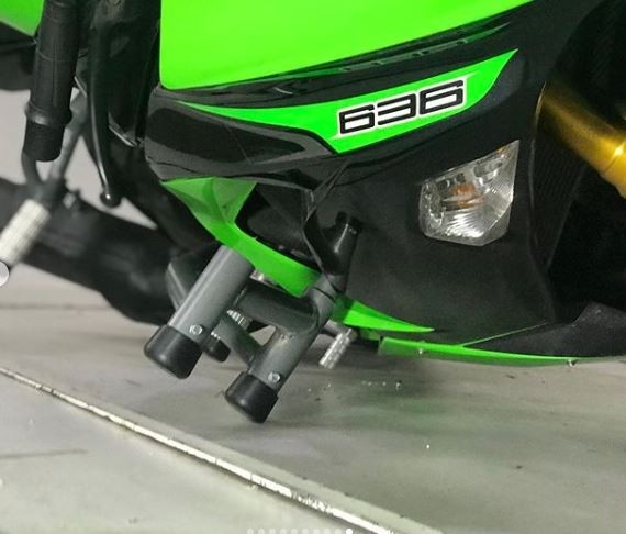 ZX-6R(09-22) スライダー付 エンジンガードで車体をガード｜AxxL