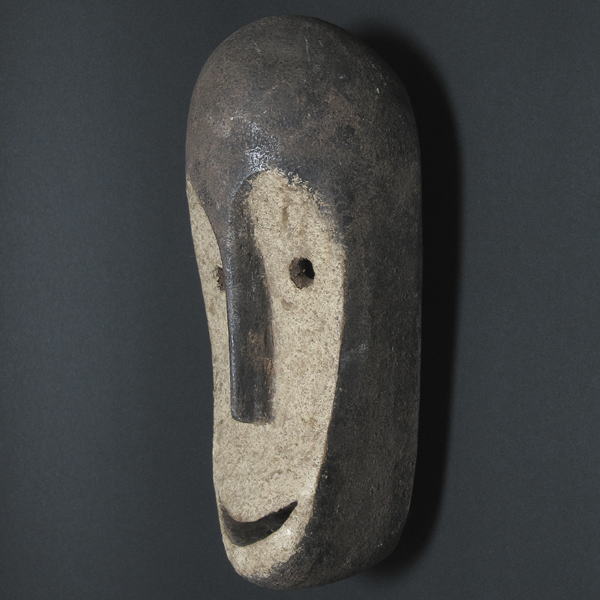 白い顔のマスク<アフリカの仮面(木彫り)：アフリカ雑貨アザライ