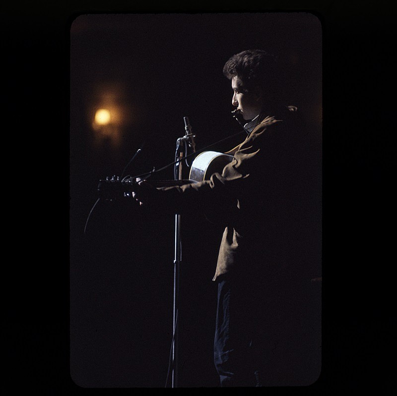 ボブ・ディラン、「風に吹かれて」を書きあげた数時間後の初ライブ音源