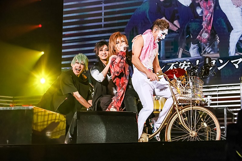 ゴールデンボンバーの20周年アリーナライブ【旧作-kyusaku-】レポート