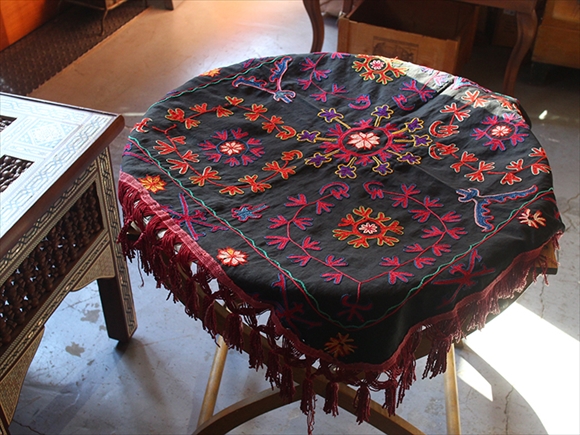 ウズベキスタンの刺繍布・スザンニ（スザニ）小さいピース 黒い地に