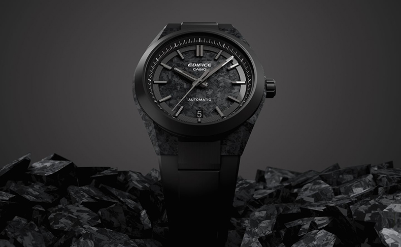 エディフィス(EDIFICE) 2025新作 強靭で軽量なフォージドカーボンを