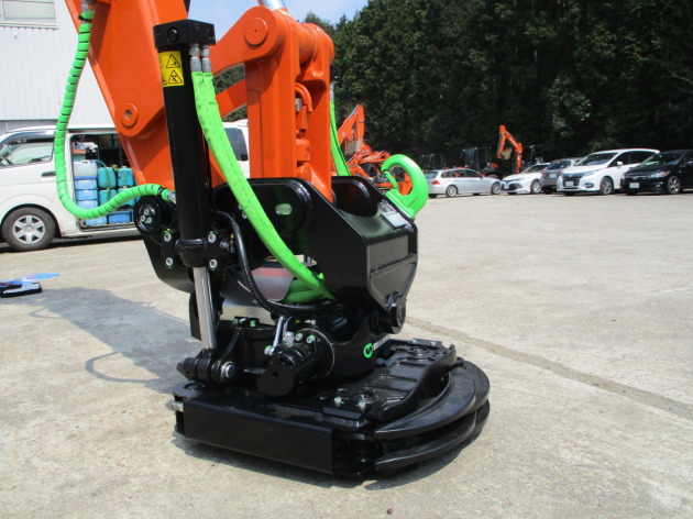 ZX135US-6にチルトローテーターX18(グリッパー付)木材グラップルを