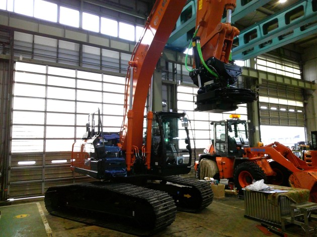 ZX200-7にチルトローテーターX26(オプショングリッパー付)取付け｜建設