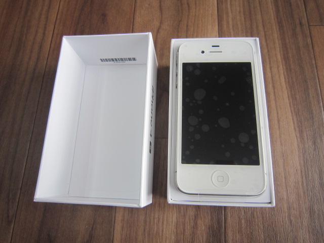 ついにiPhone4SがソフトバンクとKDDIから発売！早速購入、開封してみ