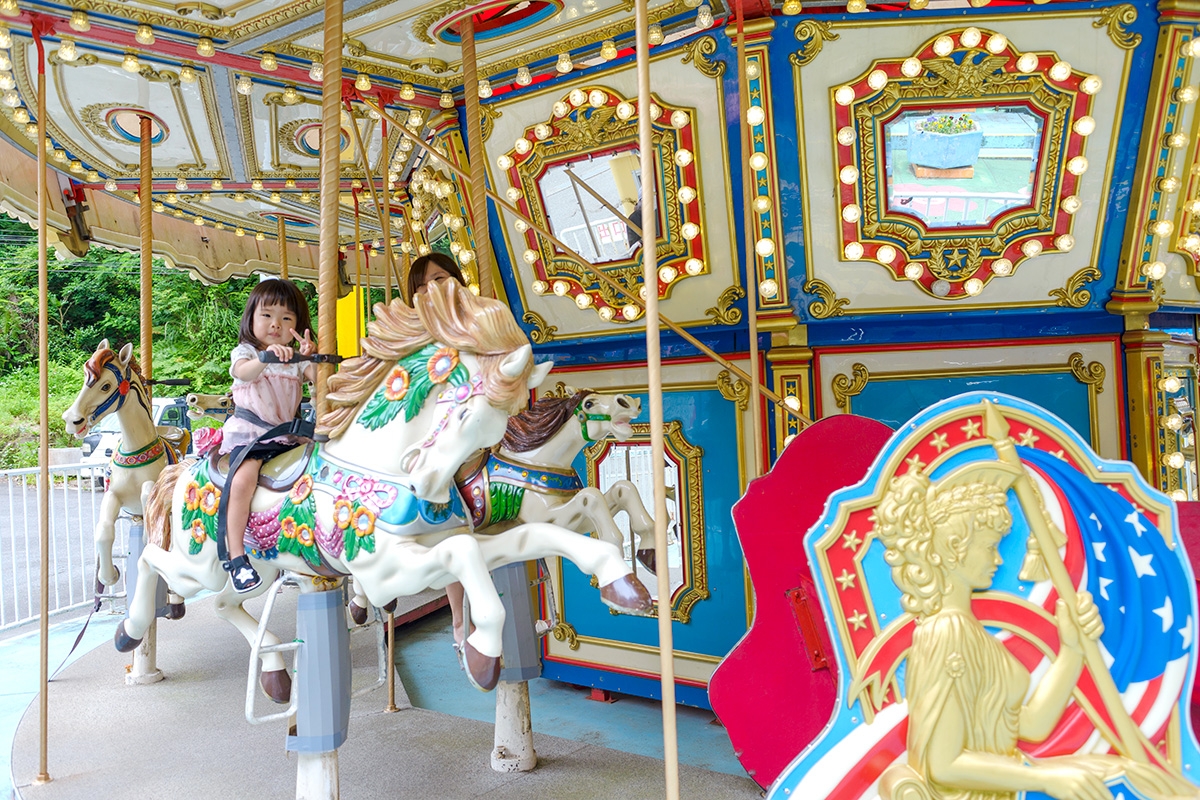 ラッキーメリーゴーランド｜アトラクション｜だざいふ遊園地