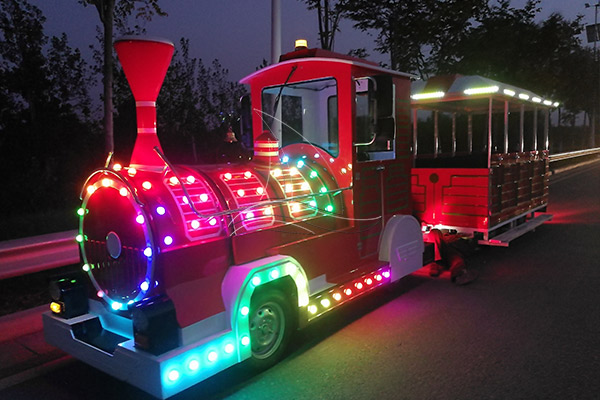 大きなクリスマストレイン | 26-40 席 | セメント道路を走る