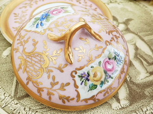 リモージュ 麗しのボンボニエール - 薔薇と天使のアンティーク