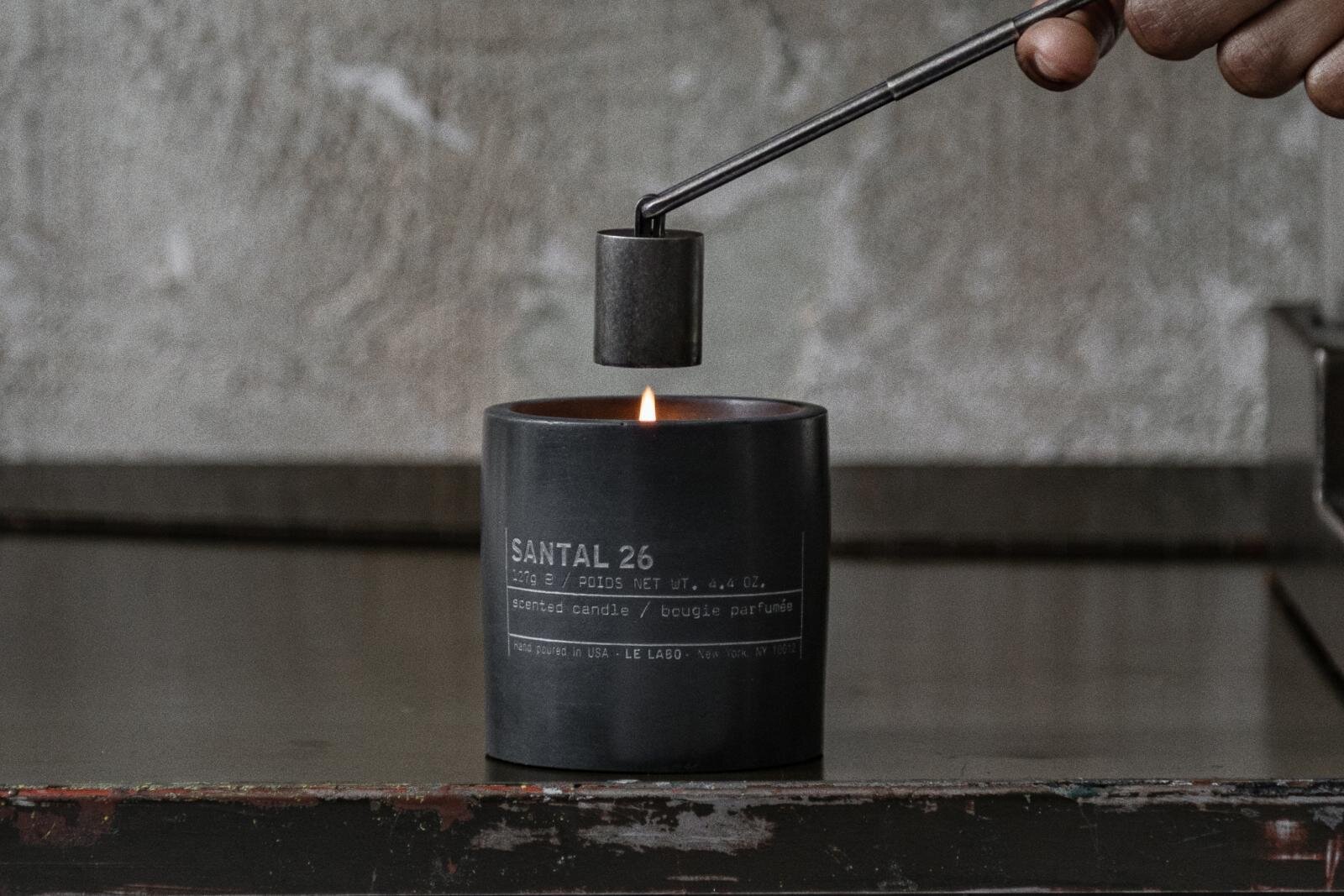 ル ラボ“黒色”フレグランスキャンドル、レザー風スモーキーな