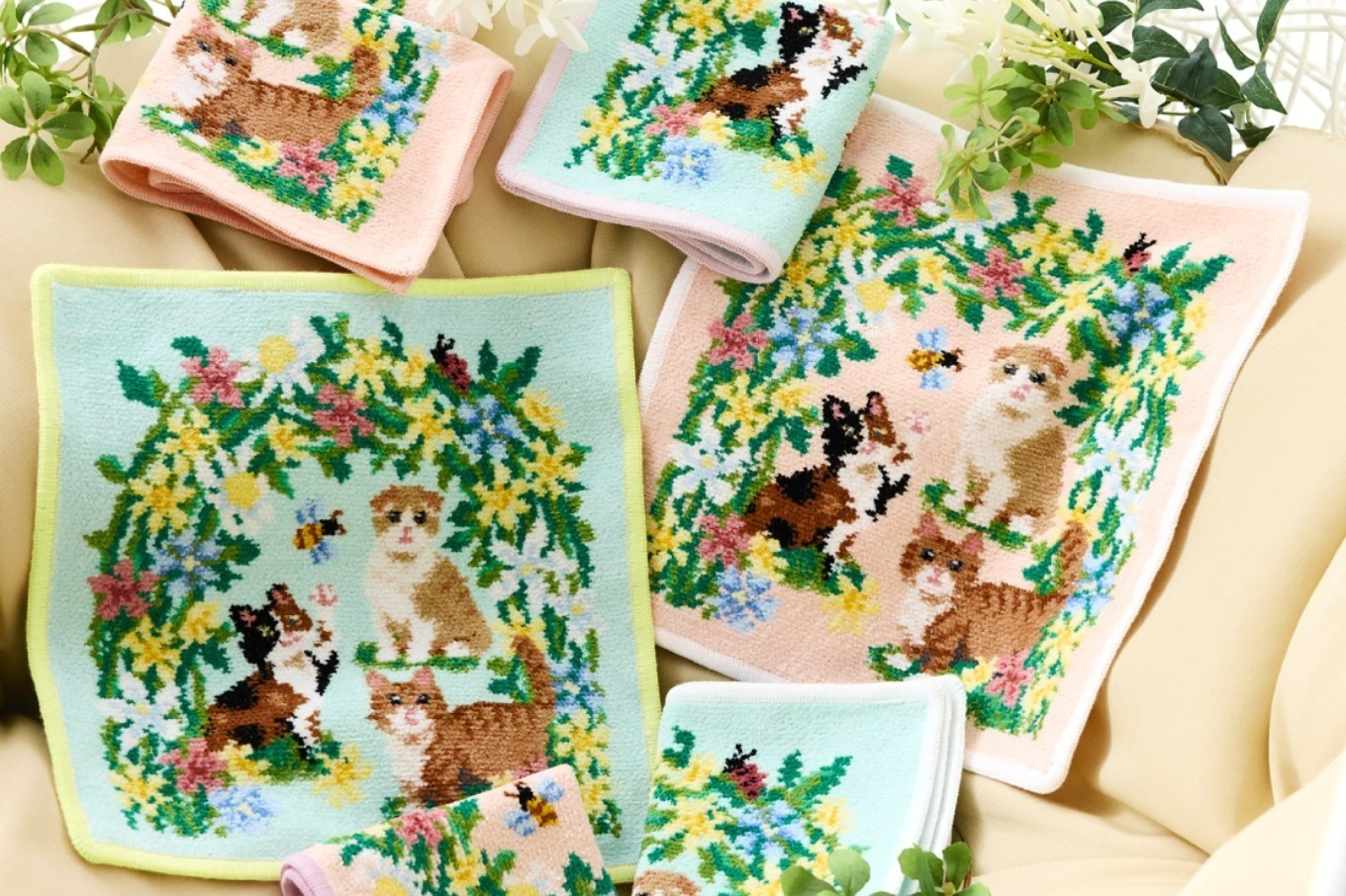 フェイラー×コスメキッチン“三毛猫や花々”モチーフの限定ハンカチ