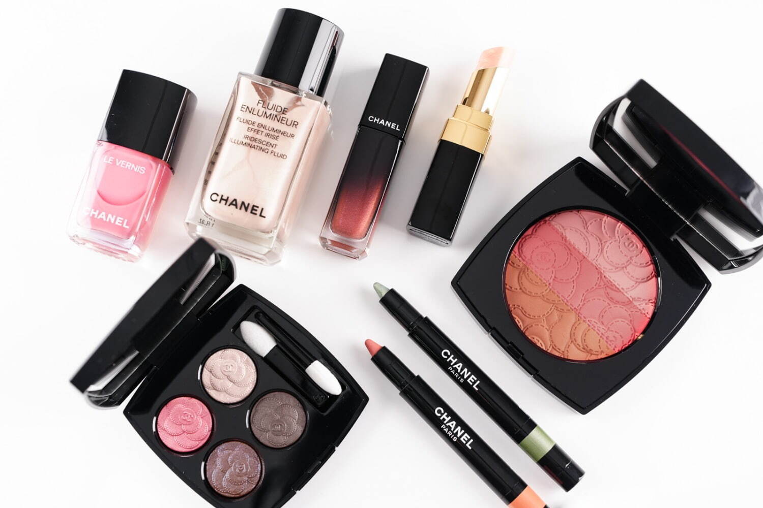 シャネル2025年春コスメ「カメリア」モチーフの4色アイシャドウ