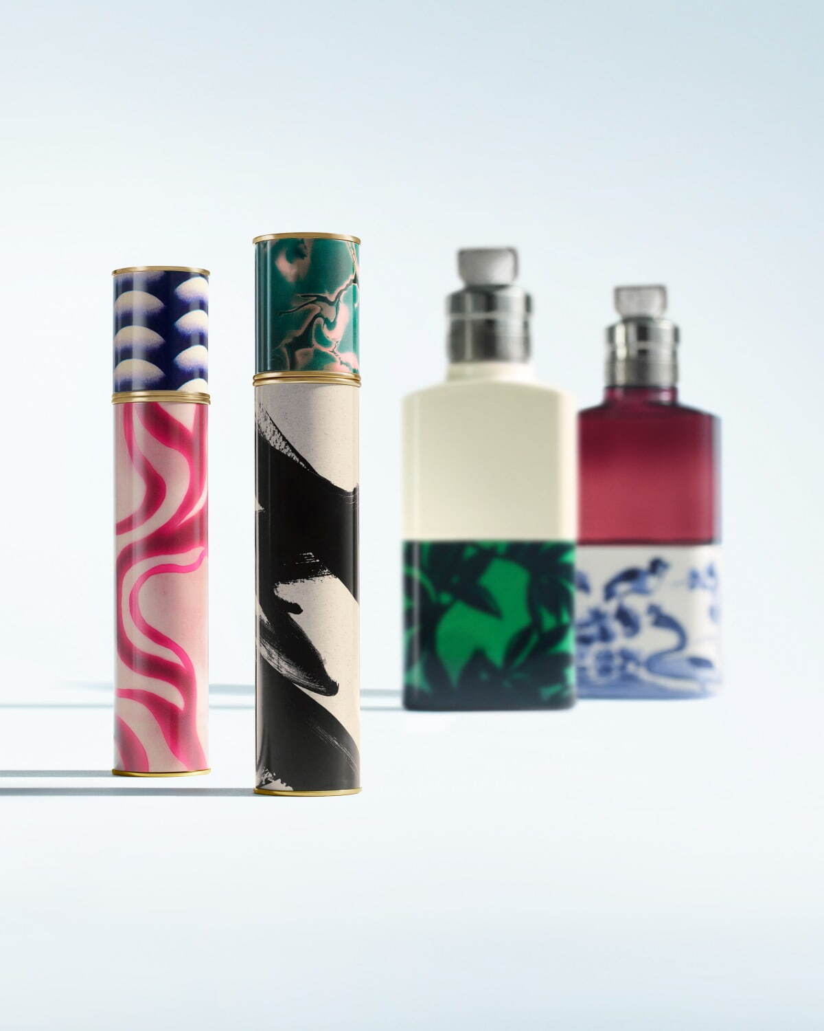 ドリス ヴァン ノッテン、“まるで芸術品”バイカラーケース＆ミニ香水の