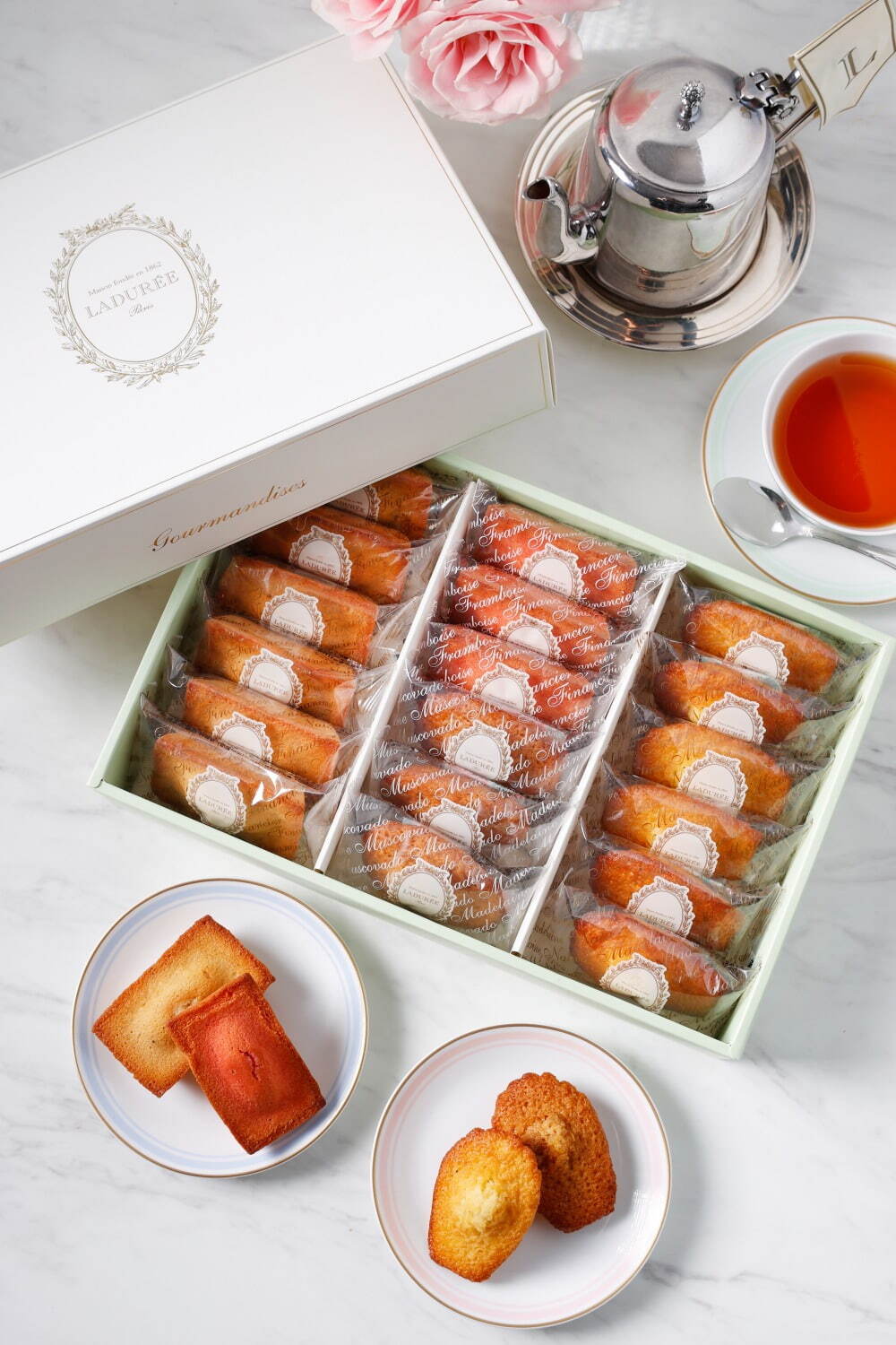 ラデュレ×アンリ・マティス“切り紙絵”《インコと人魚》着想マカロン