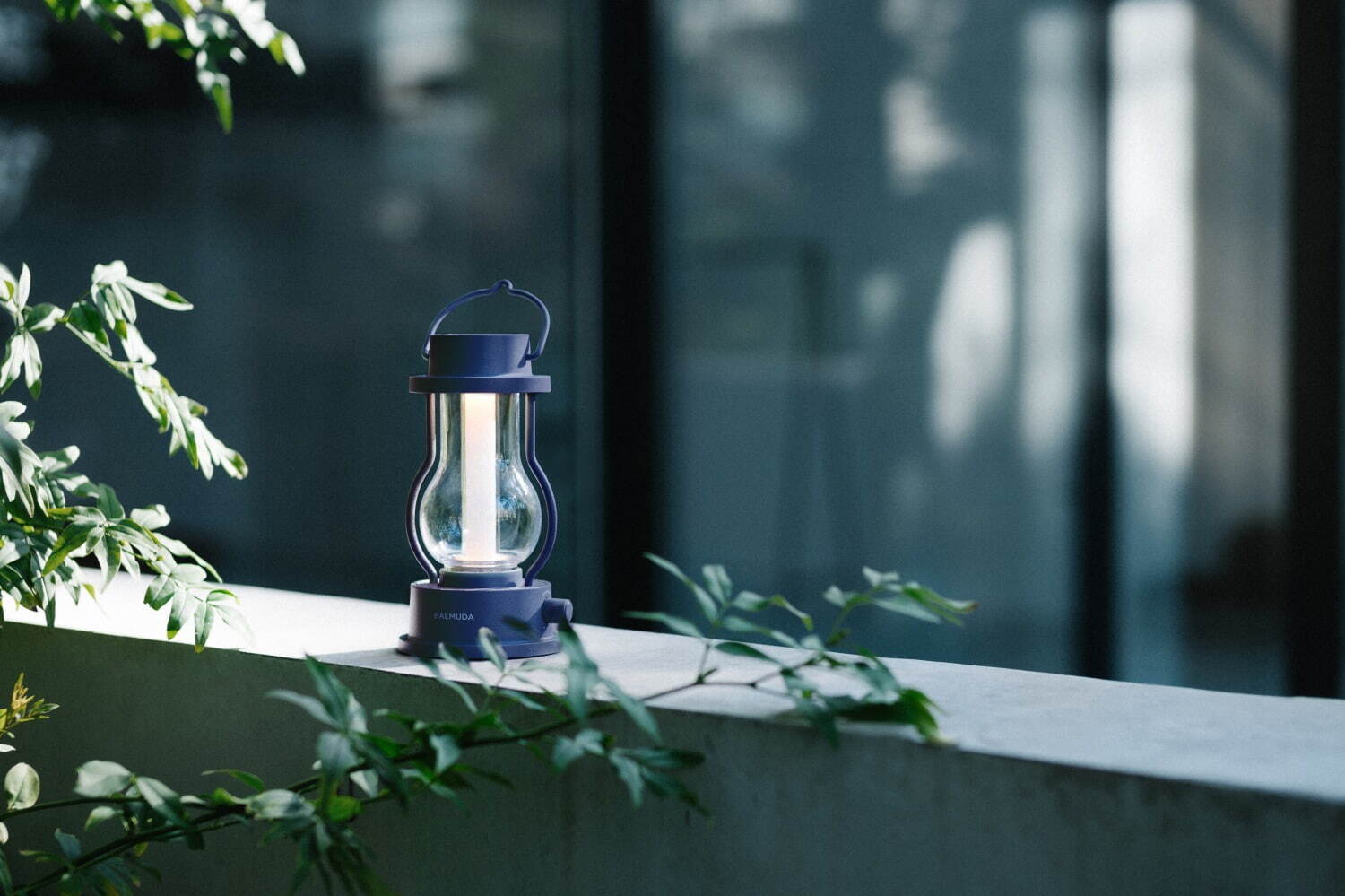 バルミューダ“キャンドル”のように光が揺らめくLEDランタン「ザ