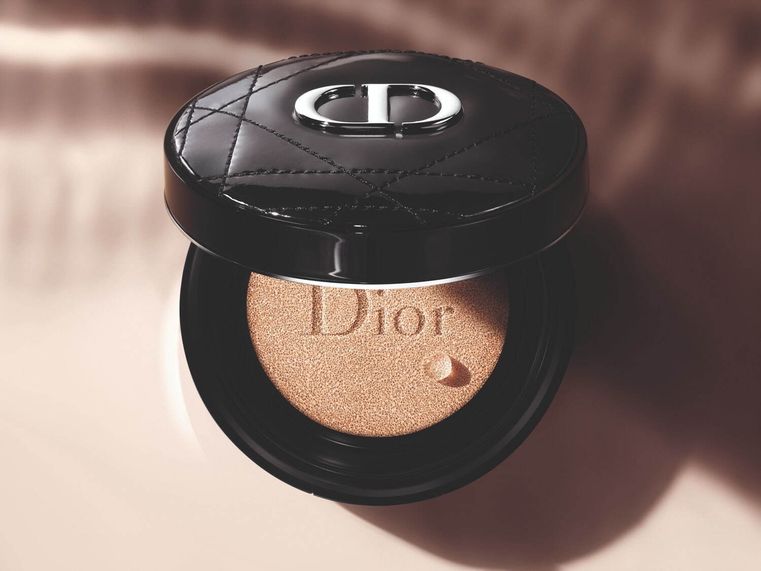 ディオールスキン フォーエヴァー“長時間ツヤ肌つづく”新グロウ