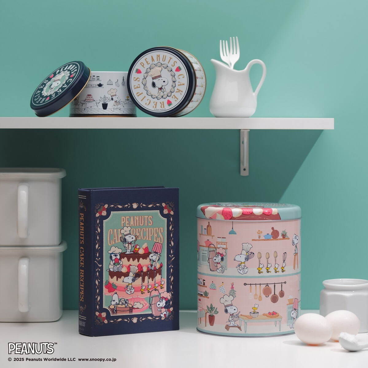 スヌーピーときょうだいたち”×アフタヌーンティー、ケーキを作る