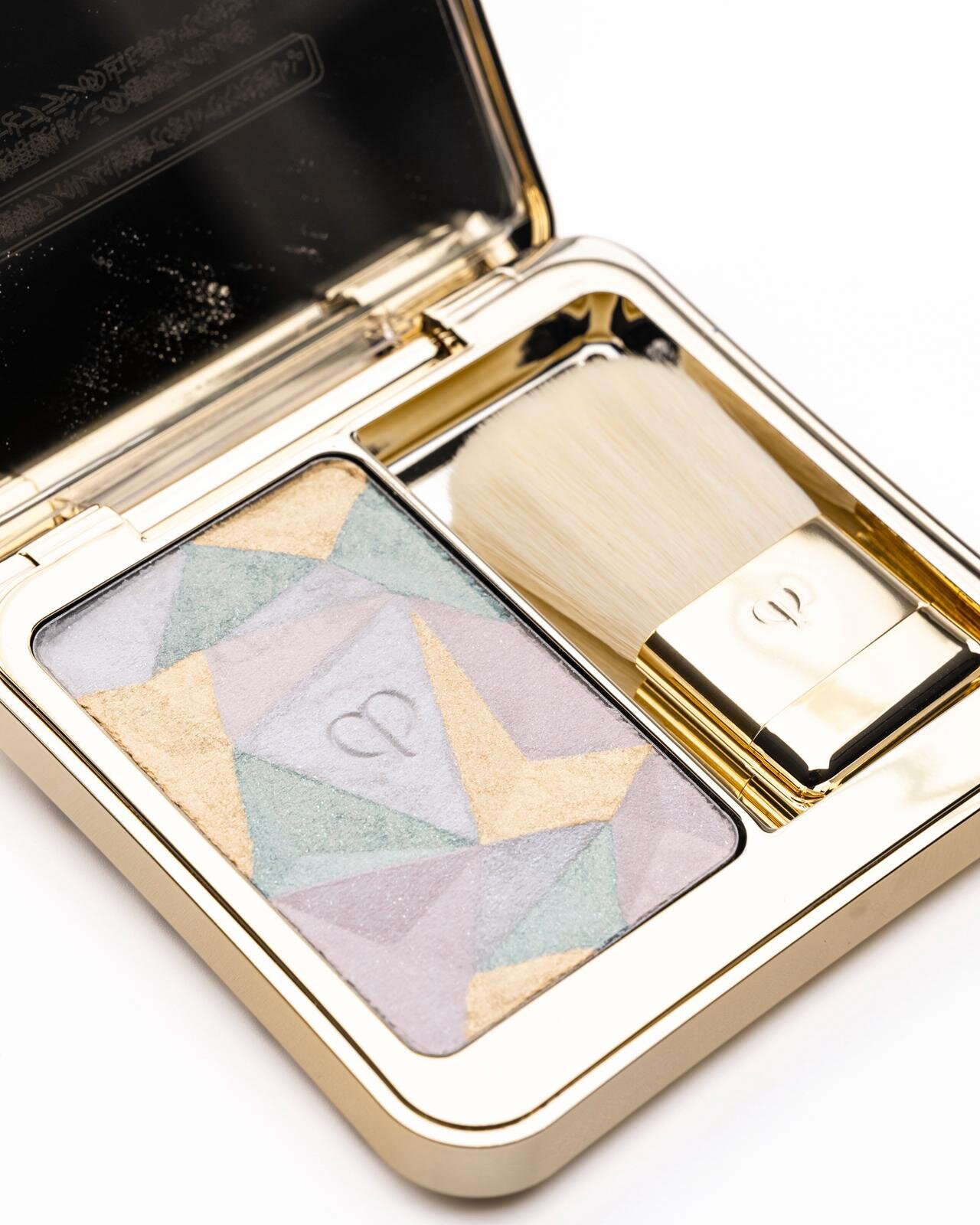 クレ・ド・ポー ボーテ25年クリスマスコスメ、“孔雀の羽”カラーの限定