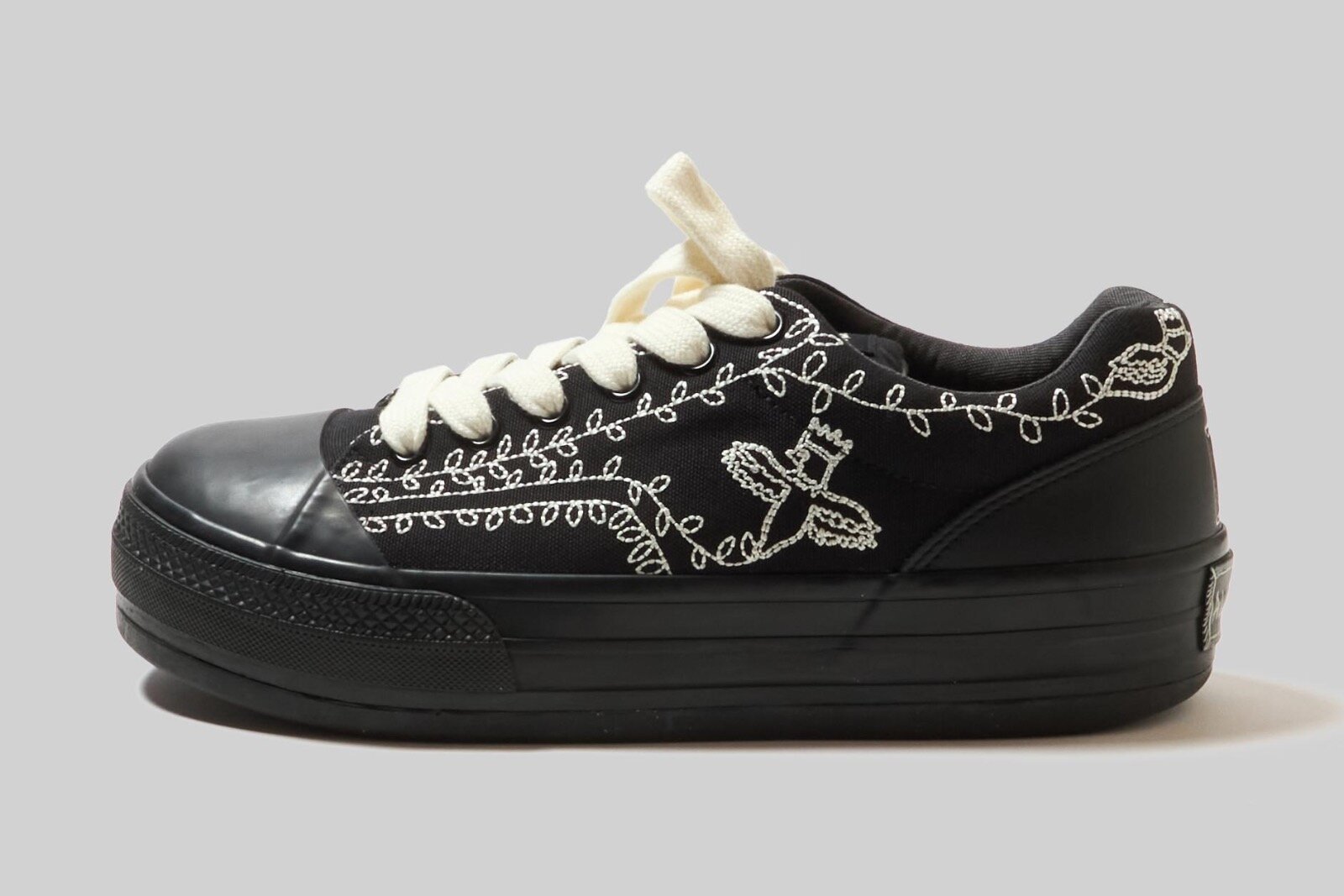 シンヤコヅカ×コンバース“アンティーク刺繍”着想のスニーカー、手描き