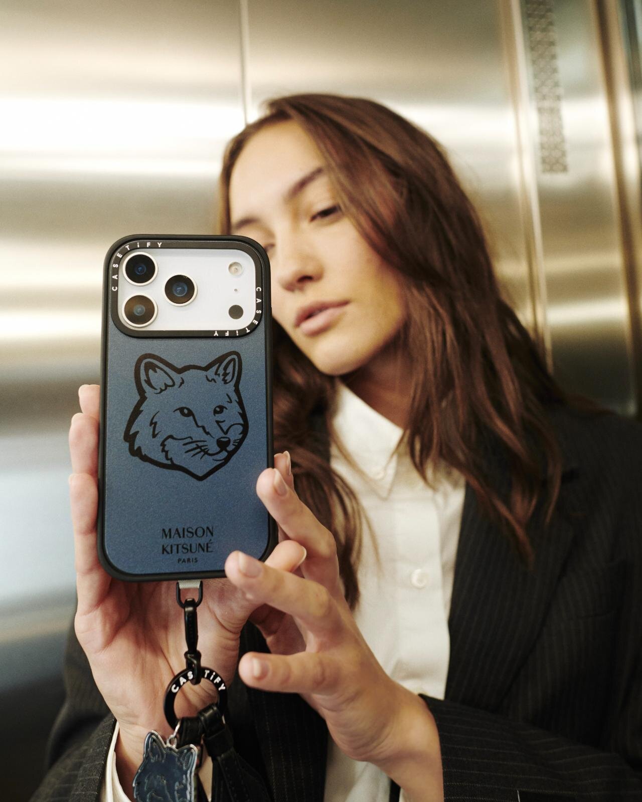 メゾン キツネ×ケースティファイのスマホケース、ステッカー風の“座禅