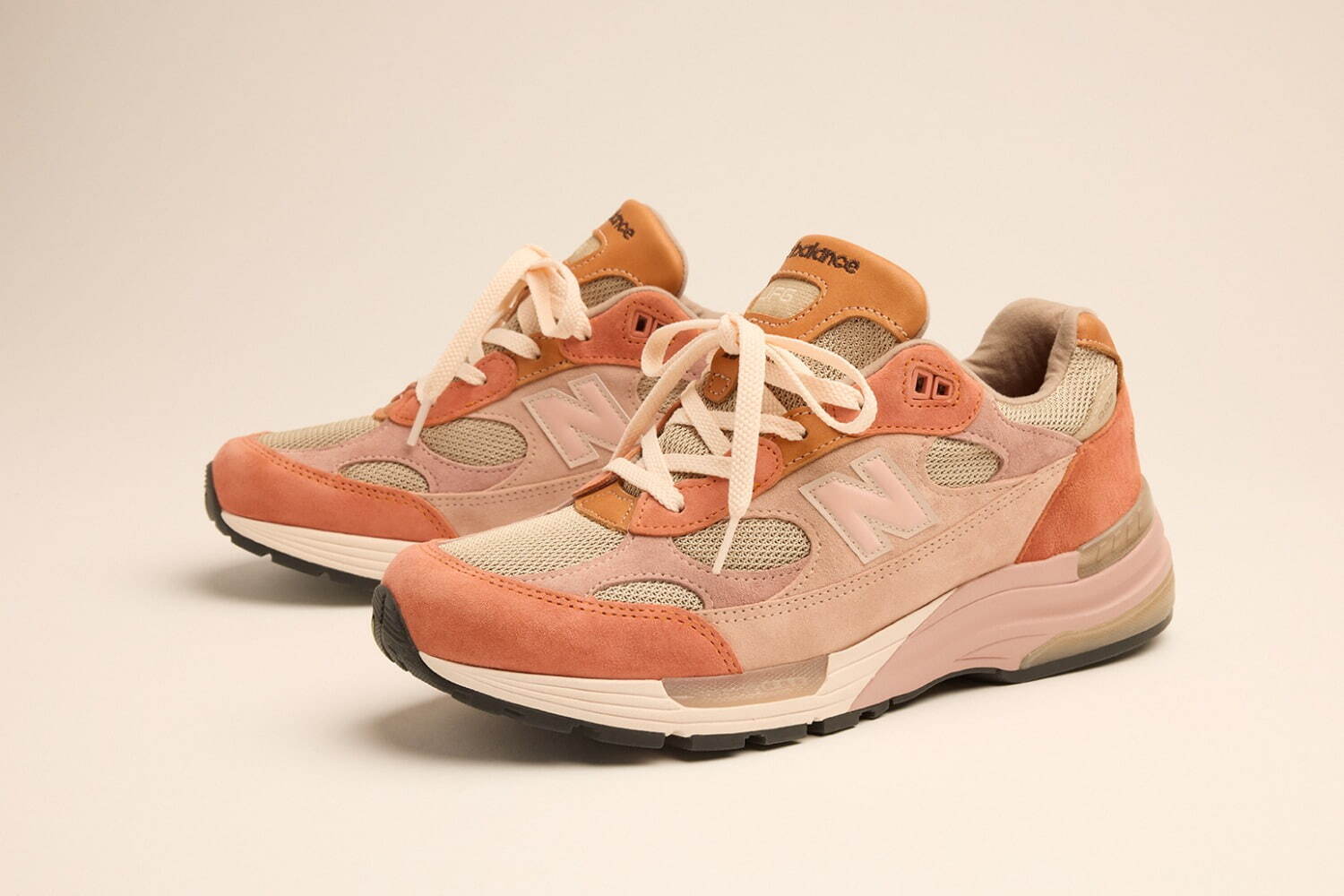 ニューバランス×ジョー・フレッシュグッズ「992」スニーカー、エイジド