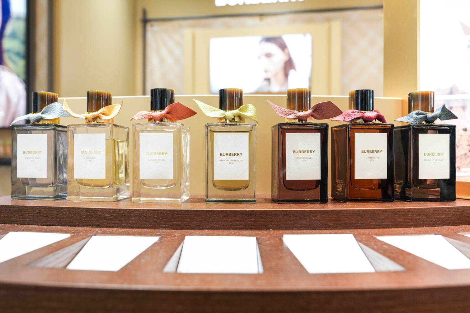 バーバリー シグネチャー」高級フレグランスコレクション誕生