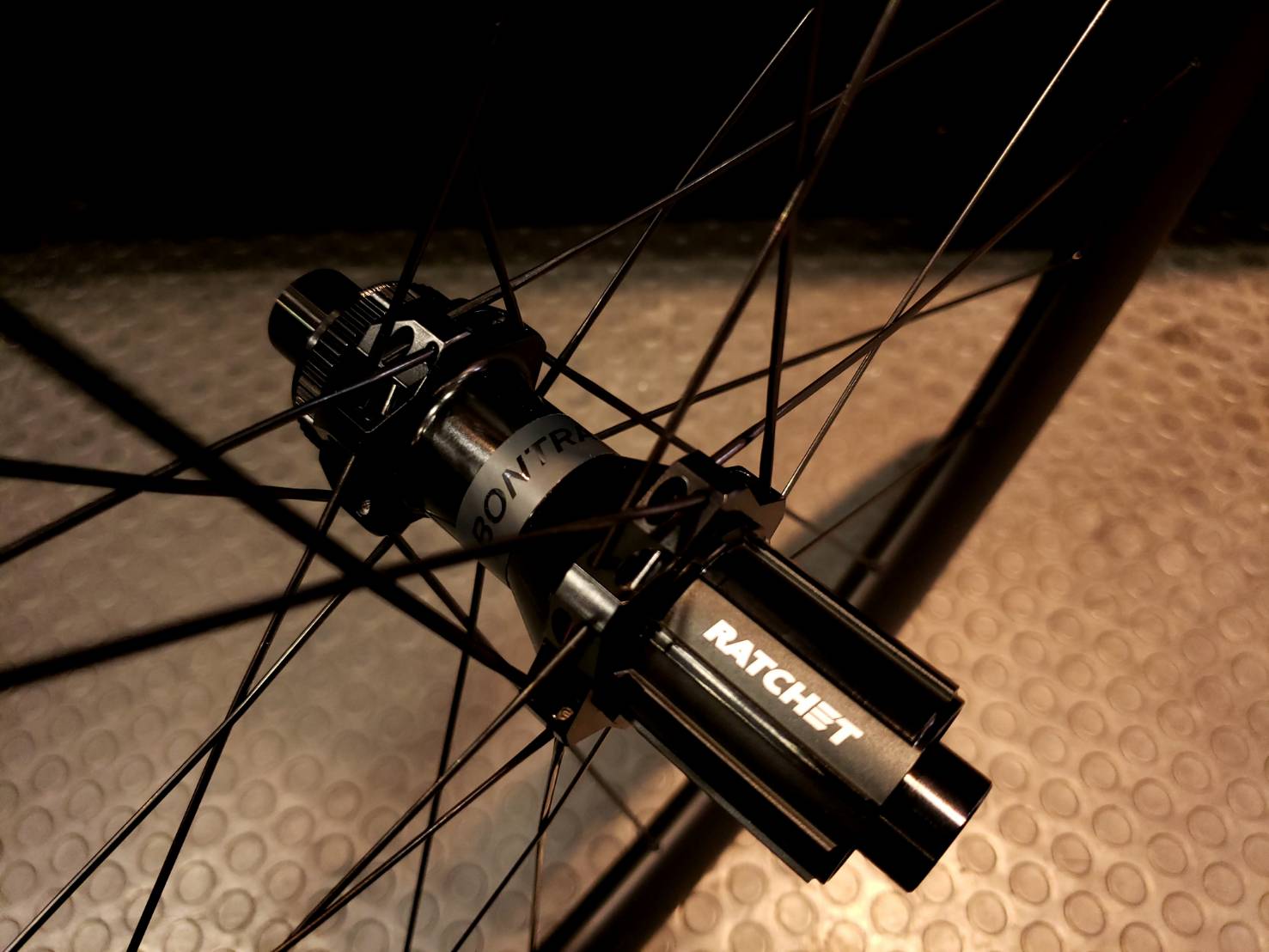 NEW】20万円台で購入できる高性能カーボンホイール 『Bontrager Aeolus