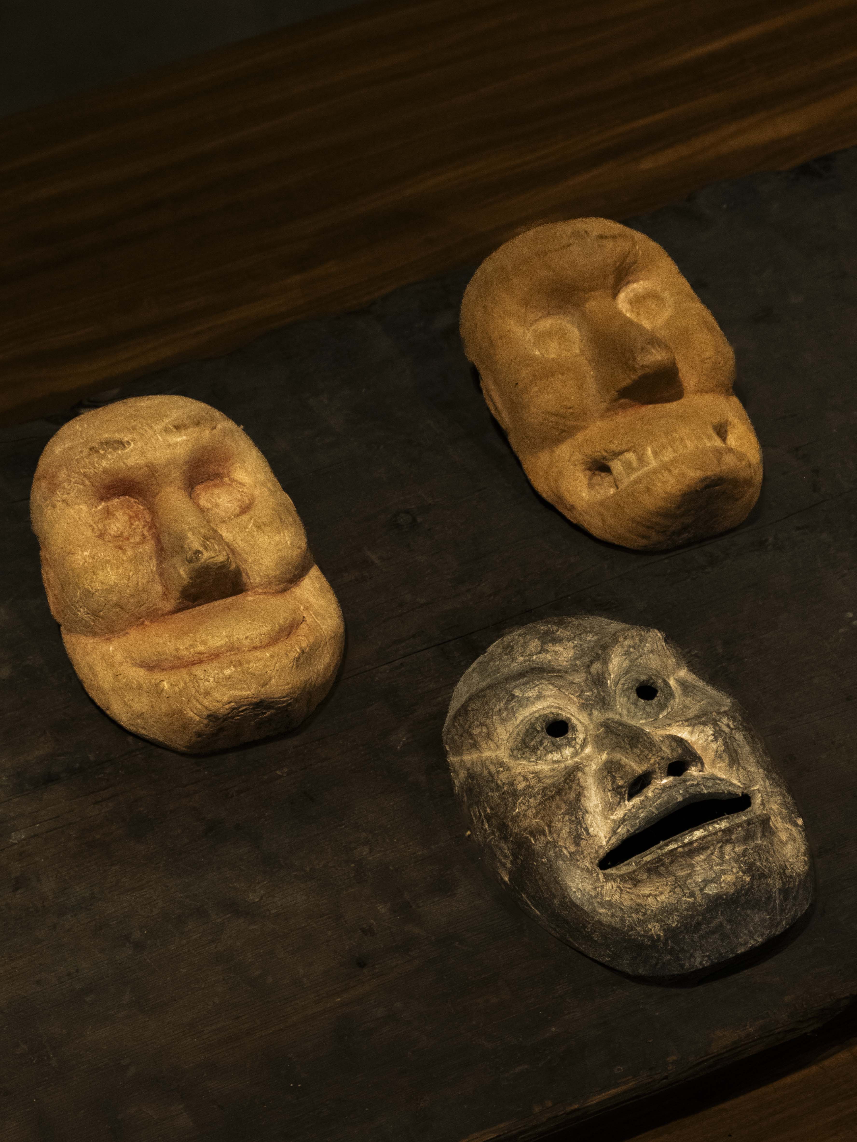 5 古面 | ホノグラ的骨董 鈴木学（逆光） | ブログ | 工芸青花 kogei-seika