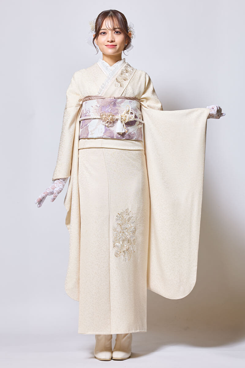 クリーム色の上品な生地に華やかな刺繍を添えて | 成人式の振袖 購入