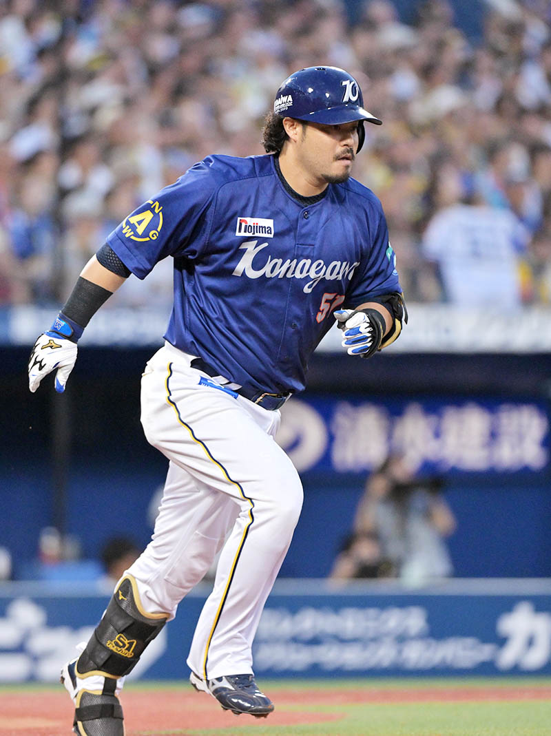 DeNA 右脚の違和感で途中交代の宮崎、右股関節インピンジメントと