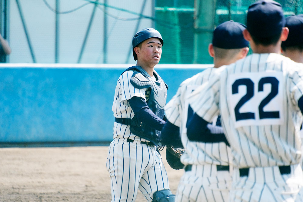 逃げずに向き合う」東海大相模・佐藤、遊撃手から捕手に転向し攻守に