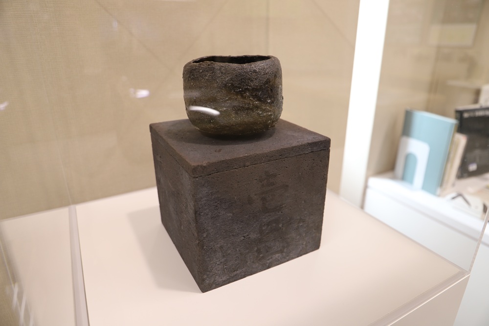 彫刻家の樂雅⾂⽒から作品「⽯器 壱」を寄贈いただきました - 国立大学