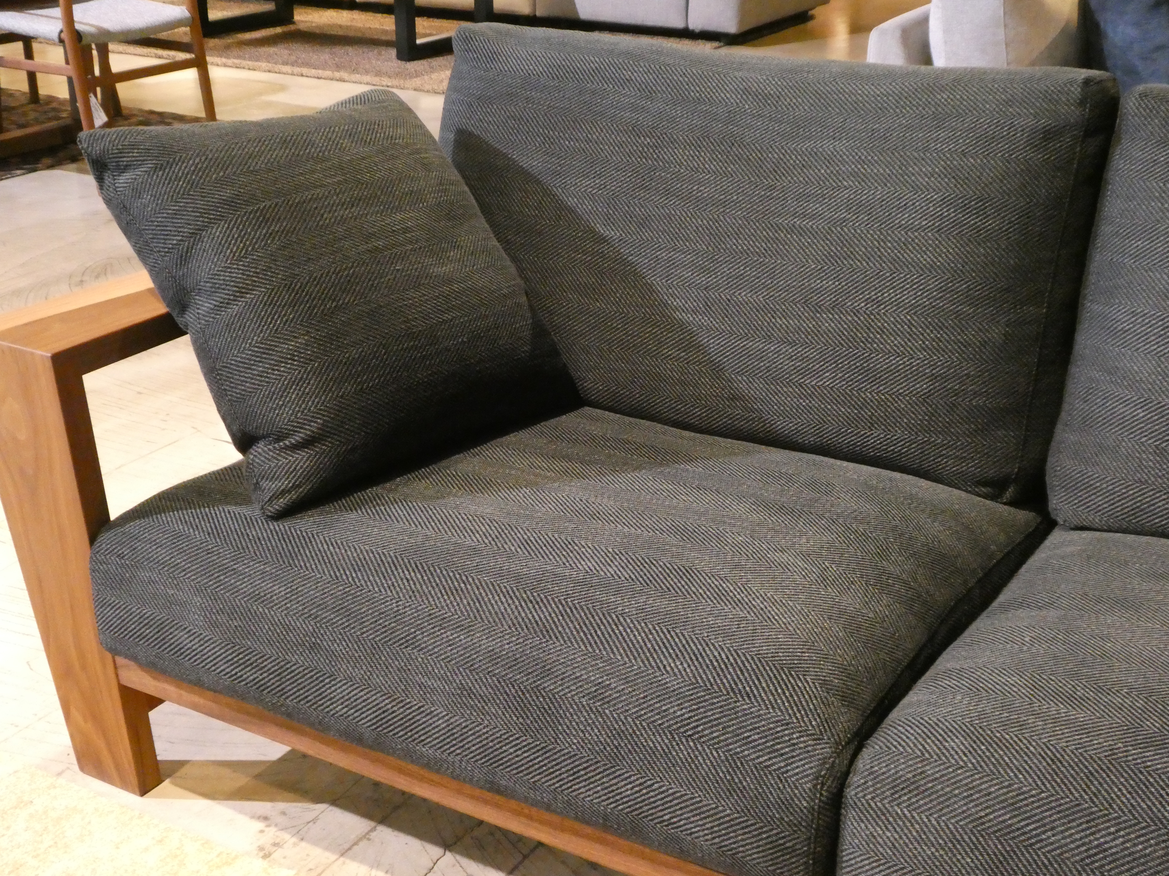 本物』と名付けられたソファ – HOME SIC