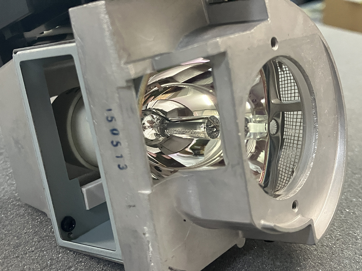 プロジェクターの光源比較、レーザーと水銀ランプの違いとは？特長