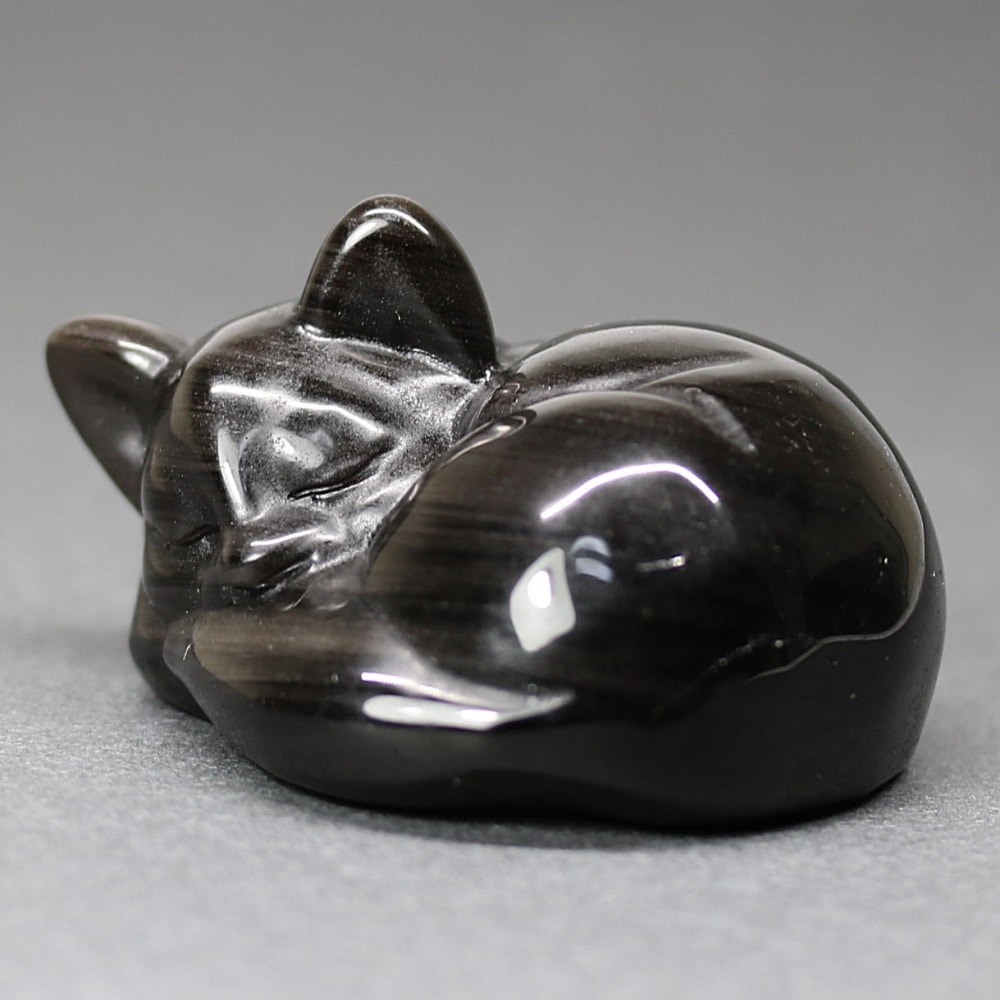 眠り猫シルバーオブシディアン （黒曜石彫刻） - 埼玉県吉川市の天然石