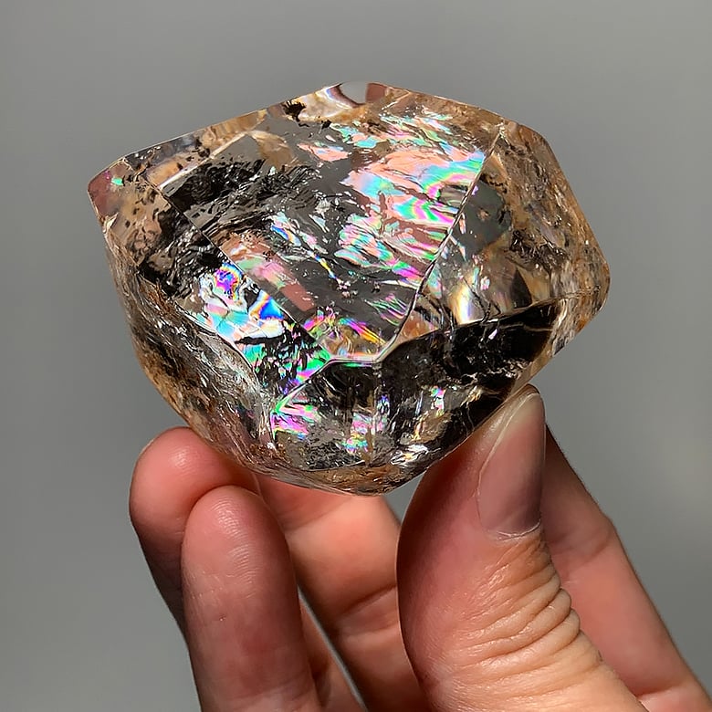 マダガスカル産]レインボー水晶フリーフォーム/アイリスクォーツ磨き