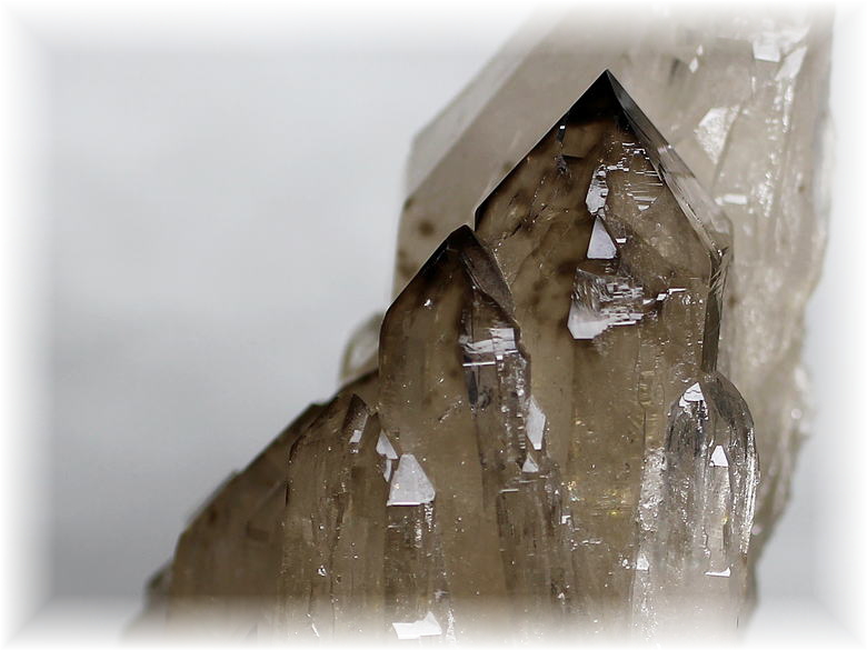 ブラジル産]天然スモーキーシトリンクォーツ（カテドラルクラスター