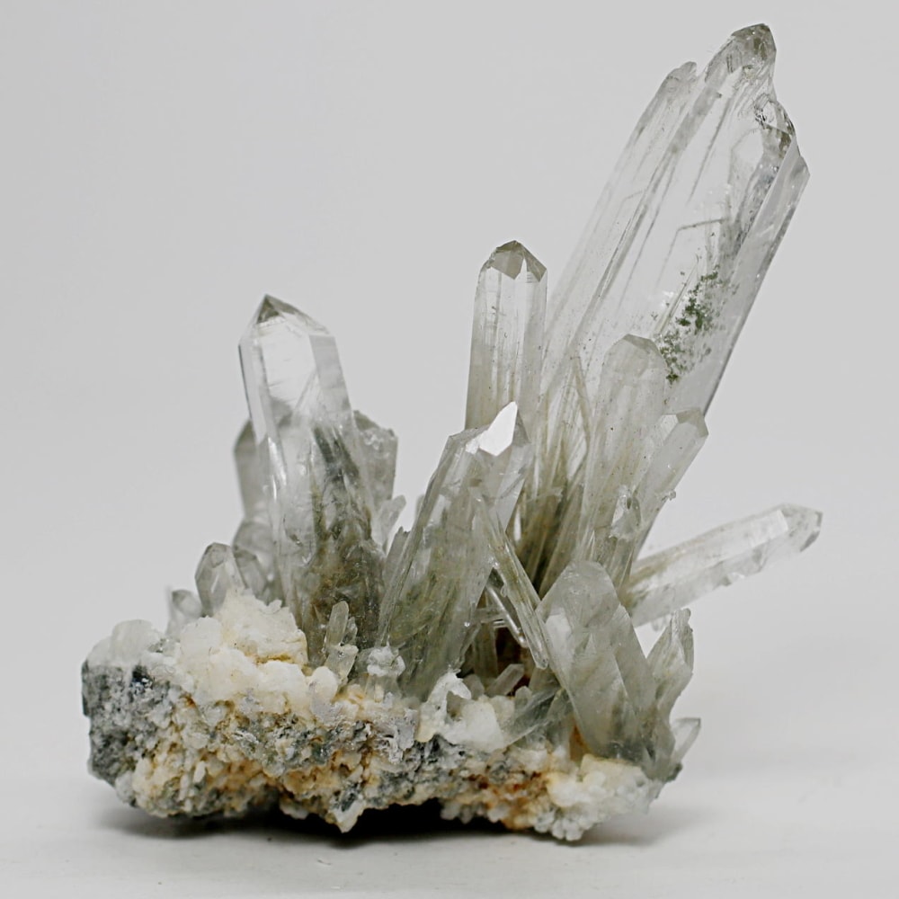 ガネッシュヒマール産ヒマラヤ水晶クラスター（角閃石入り原石