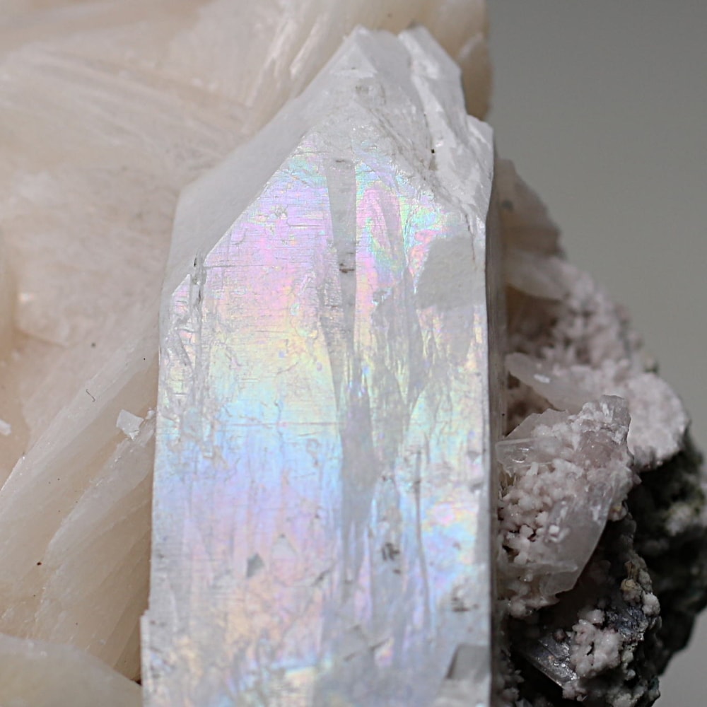 インド/プネー産]変種アポフィライト共生？スティルバイト原石